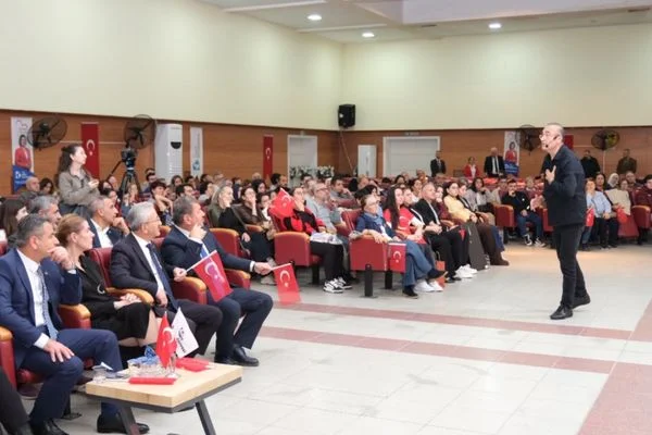 Sunay Akın, “Cumhuriyete Giden Yol” Gösterisiyle İzmitlilerle buluştu