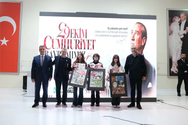 İzmit’te Cumhuriyet temalı resim yarışmasının kazananları ödüllerini aldı