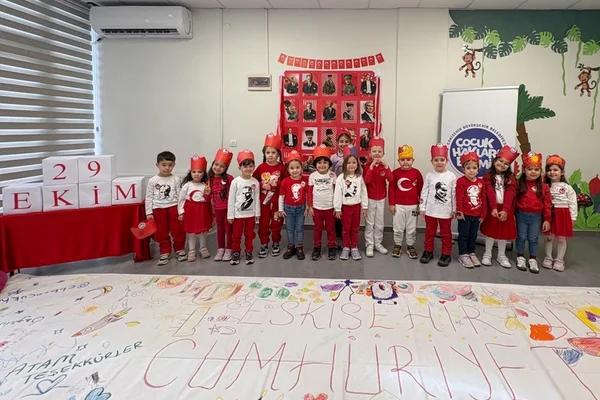Eskişehir'de minikler 26 metrelik Cumhuriyet tuvalini boyadı