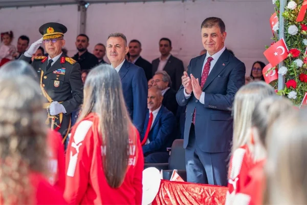 Başkan Tugay, 29 Ekim töreninde vatandaşlarla bir araya geldi