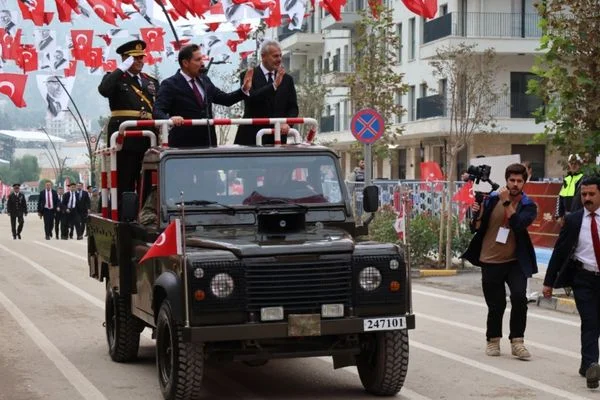 Hatay’da Cumhuriyet’in 103. yıl dönümü Atatürk Caddesi’nde kutlandı