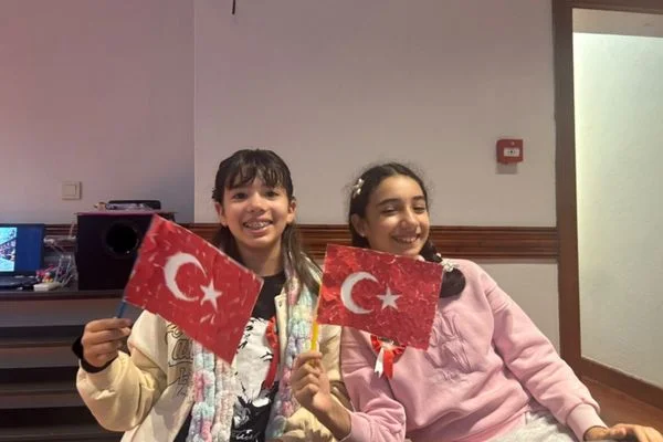 İzmit’te çocuklar Cumhuriyet coşkusunu bayrak kolajlarıyla yaşadı