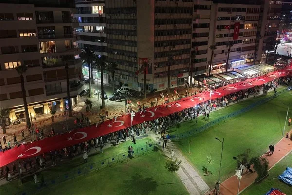 İzmir’de Cumhuriyet Bayramı bin dronla kutlandı
