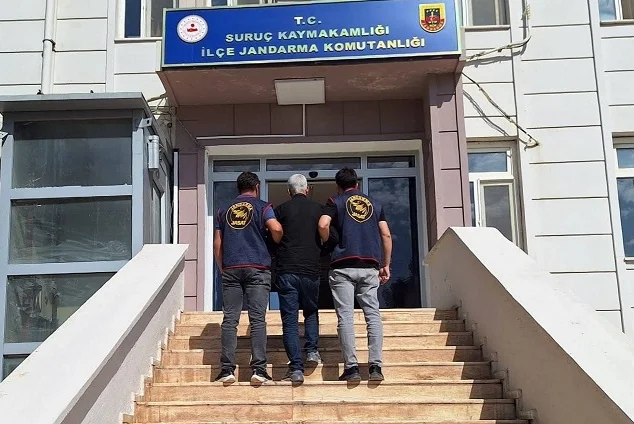 ŞANLIURFA’DA 5 YIL HAPİS CEZASIYLA ARANAN ŞAHIS SURUÇ’TA YAKALANDI