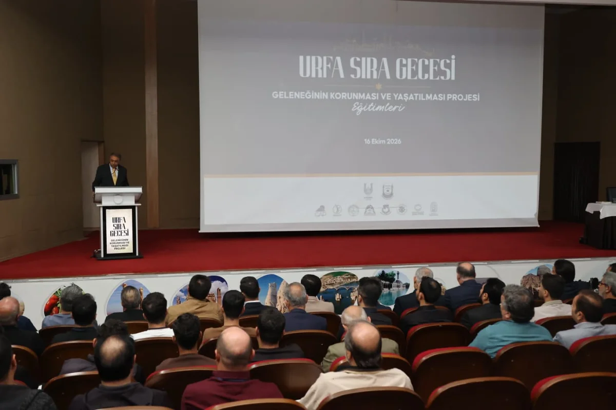 GAPTAEM Konferans Salonu’nda gerçekleştirilen programa Şanlıurfa Valisi Hasan Şıldak, protokol üyeleri ve sıra gecesi etkinlikleri düzenleyen işletmelerin temsilcileri katıldı.
