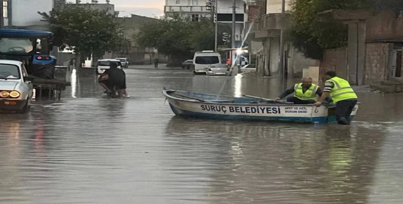 Şanlıurfa Suruç’ta Yağmur Sokakları Göle Çevirdi! Dikili Mahallesi’nde Tepki Çeken Görüntüler