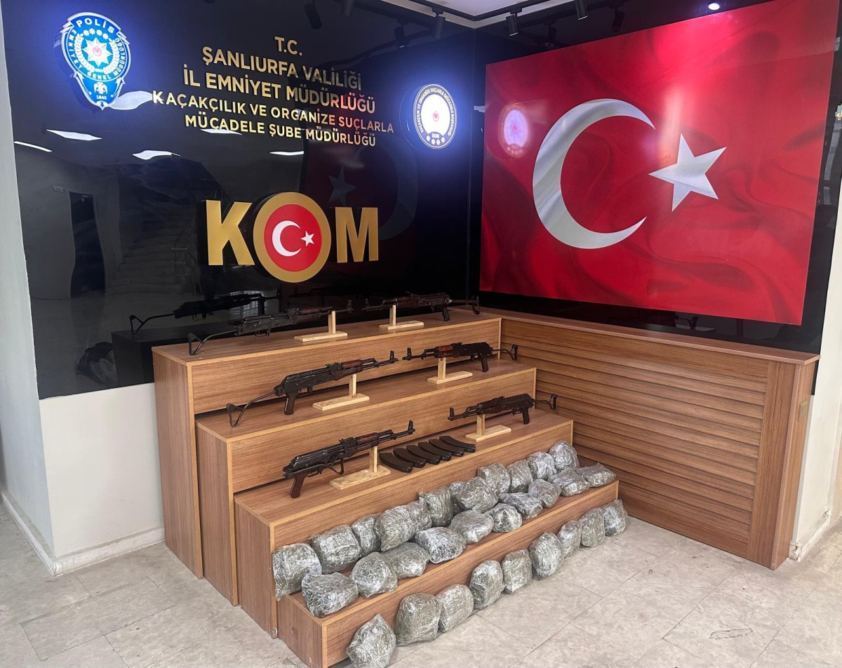 Şanlıurfa'da Silah ve Uyuşturucu Operasyonu: AK-47'ler ve 10 Kilo Esrar Ele Geçirildi