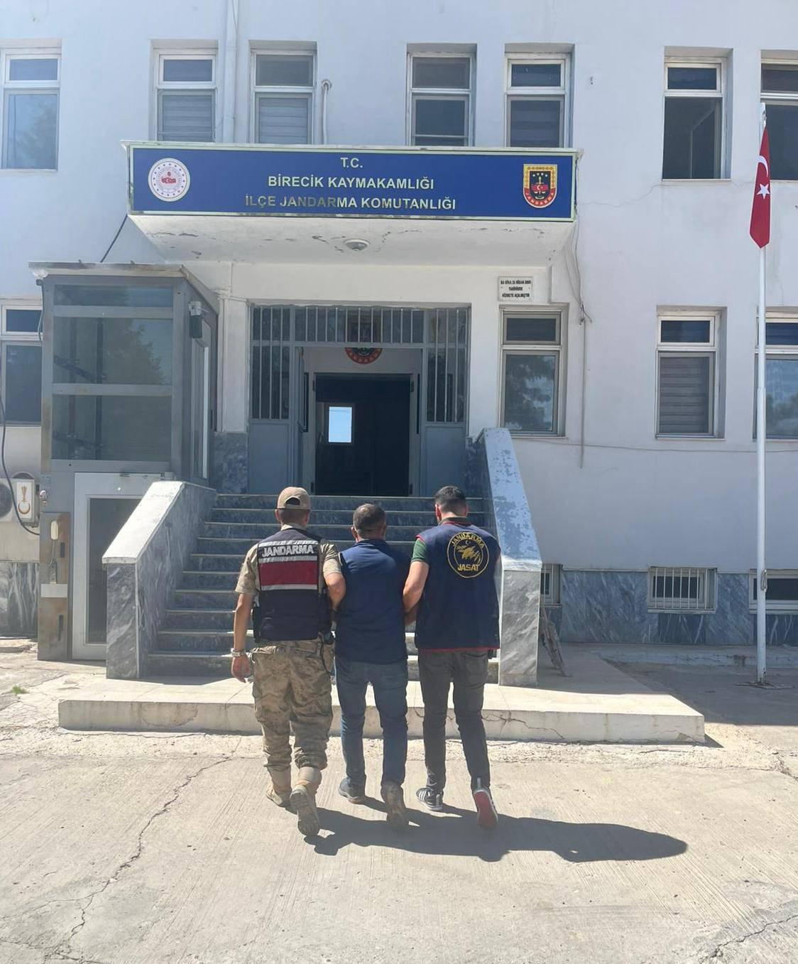 ŞANLIURFA'DA HAKLARINDA KESİNLEŞMİŞ HAPİS CEZASI BULUNAN 2 FİRARİ YAKALANDI
